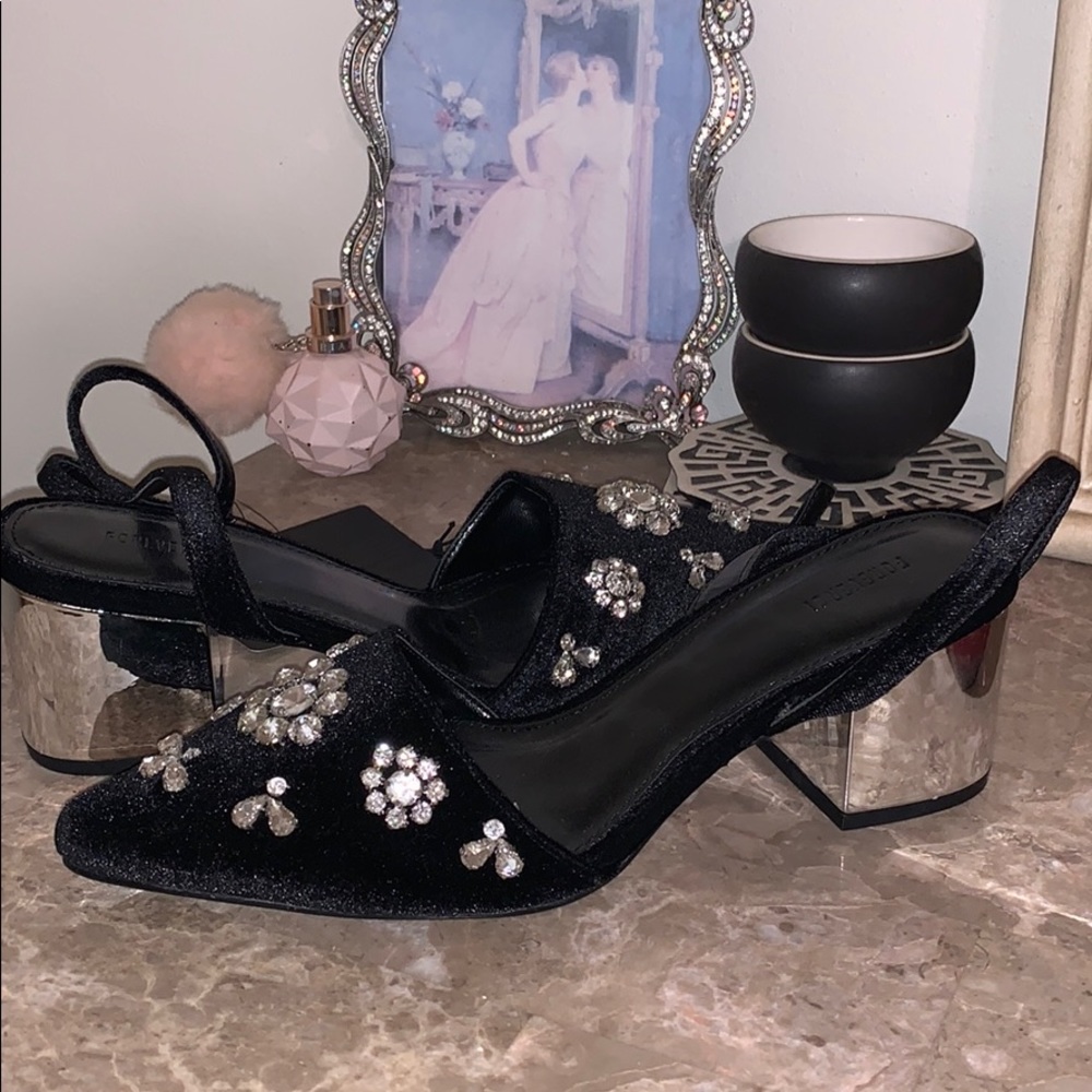 Closed toe heel